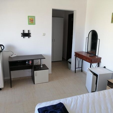 Къща За Гости "Arawana" Pantai Sunny Luaran gambar